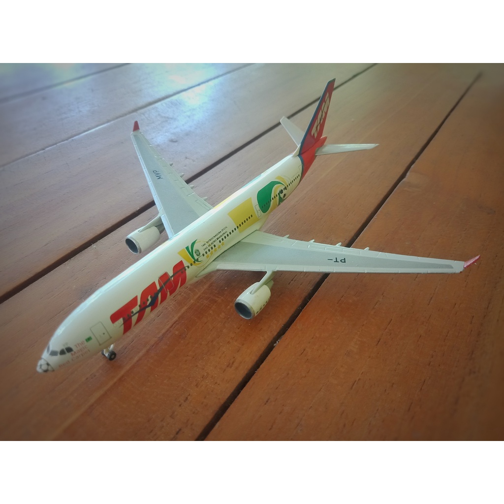 Diecast pesawat miniatur Airbus A330-200 TAM World Cup Edition