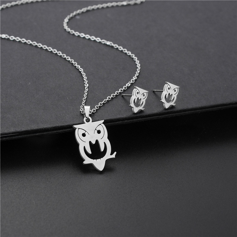 Kalung Rantai Liontin Burung Hantu Hollow Kreatif Bahan Stainless Steel Untuk Wanita