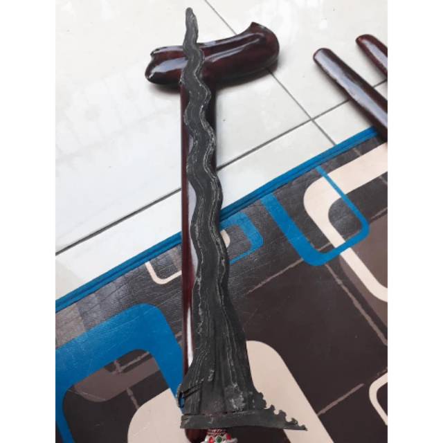 Keris Sangklet berdiri paksi