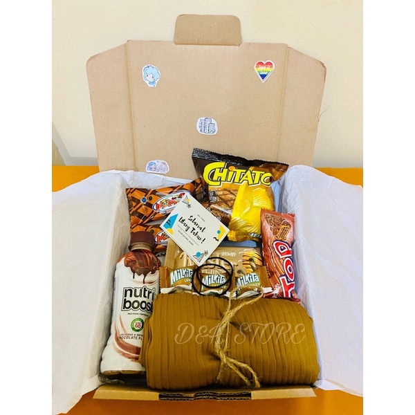 

[Cokelat] Snack Gift Box+Hijab | Hampers Snack Box + Hijab Plisket | Kado Ulang Tahun | Kado Wisuda