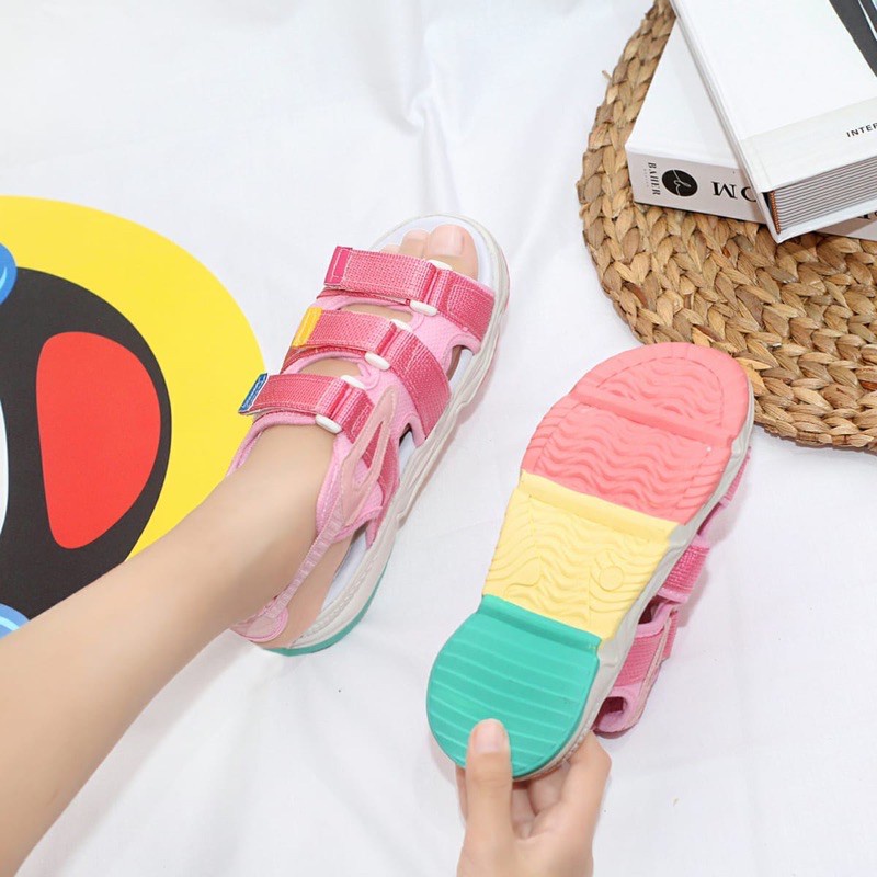 Sandal Gunung Anak Perempuan Pelangi Strip Tiga