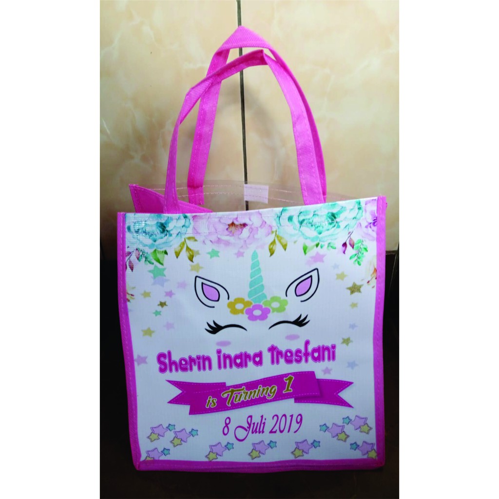 

Tas Ultah Custom Mika 25 x 10 x 30 (PxLxT)