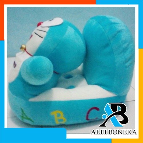 Boneka sofa odong-odong karakter Doraemon