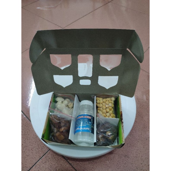 

Kotak Souvenir Oleh Oleh Haji Umroh