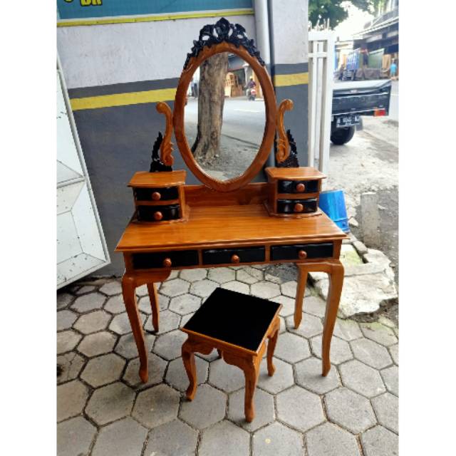 Meja rias. Tolet tempat make up