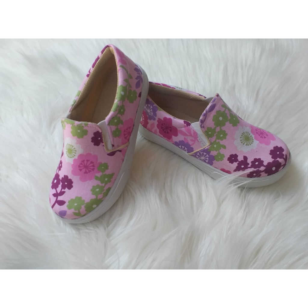 sepatu anak model terbaru 2020/motip bunga lucu