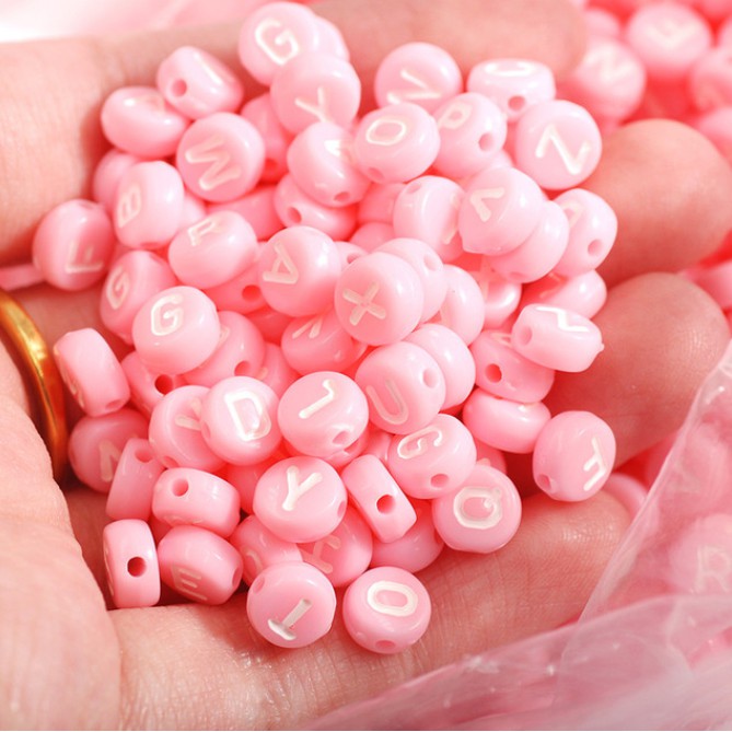 100 Pcs Manik-Manik Bulat Motif Huruf Alfabet Bahan Akrilik Warna pink Ukuran 7mm Untuk Membuat Perhiasan