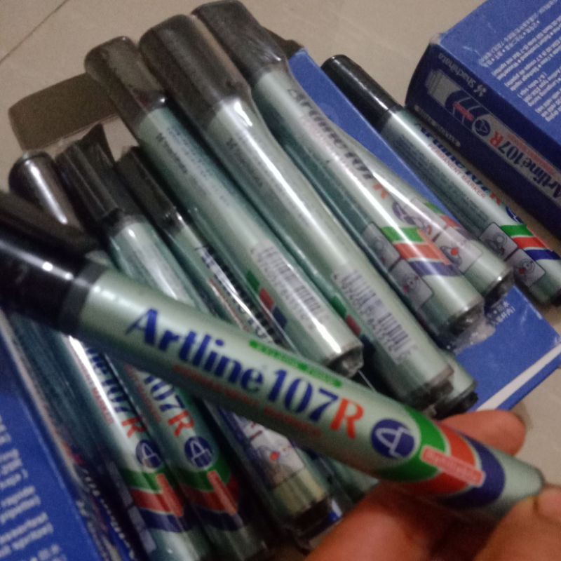 

Permanent marker Artline