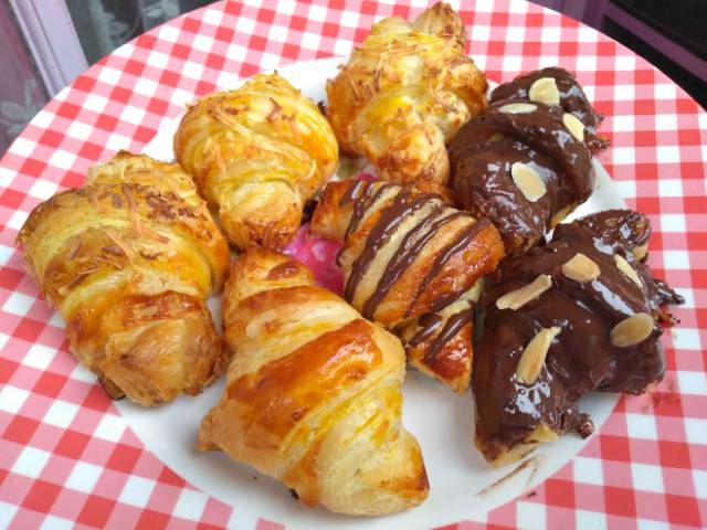 Minimal 10pc Mini puff pastry croissant mini keju coklat stick coco cemilan snack kue lebaran snack kue kering