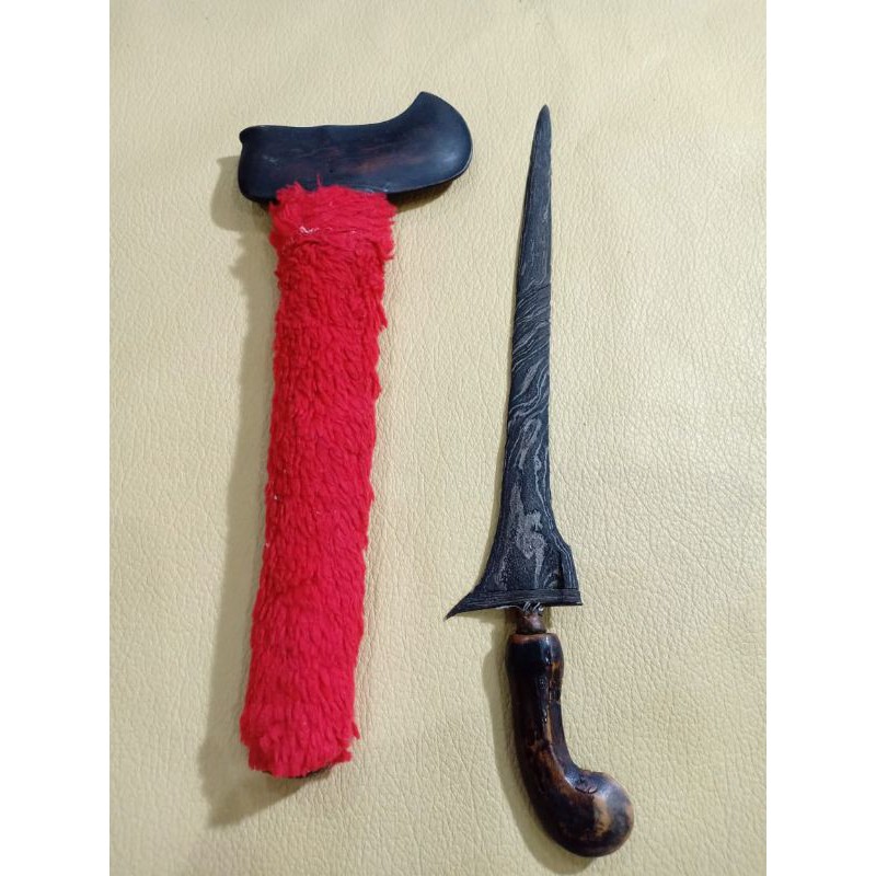 Keris patrem pamor buntel mayit. Panjang bilah 22 cm.