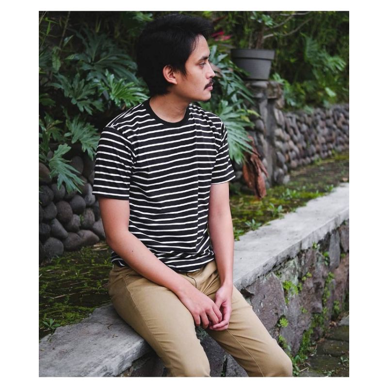 Kaos Stripe Garis Salur Pendek Pria Wanita Hitam Garis Putih