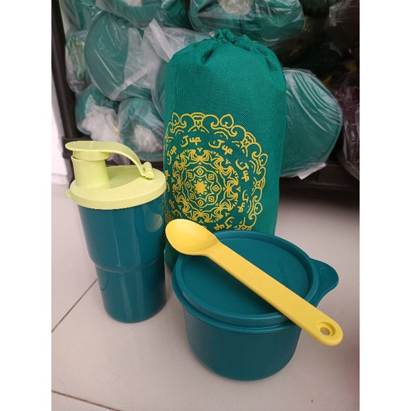 Tupperware bekal festive anak atau tempat snack