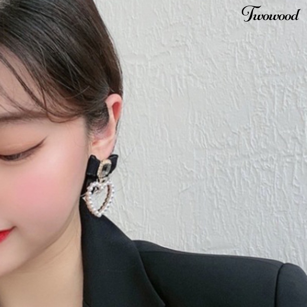 1 Pasang Anting Bentuk Pita Aksen Mutiara Imitasi Warna Hitam Gaya Retro Untuk Wanita