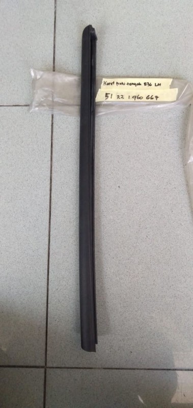 KARET TENGAH PINTU KIRI BMW E36