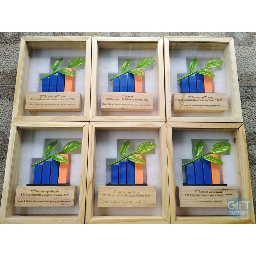PLAKAT+BOX, PLAKAT 3D, Trophy 3D, penghargaan kantor, bahan kayu, resin + premium bioplastik