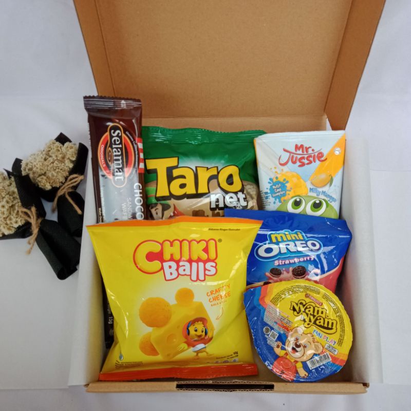 

HAMPERS/ KADO/ HADIAH/ GIFT BOX ULANG TAHUN/ WISUDA - PAKET SNACK HEMAT RAME