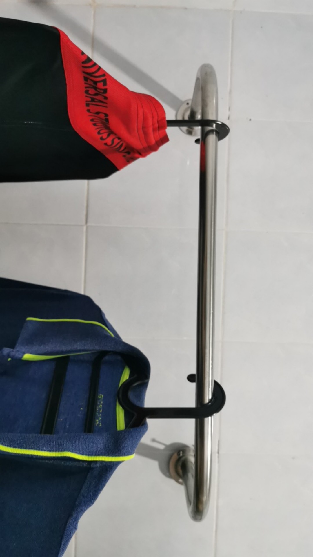 Gantungan  Baju  Dinding  Stainless