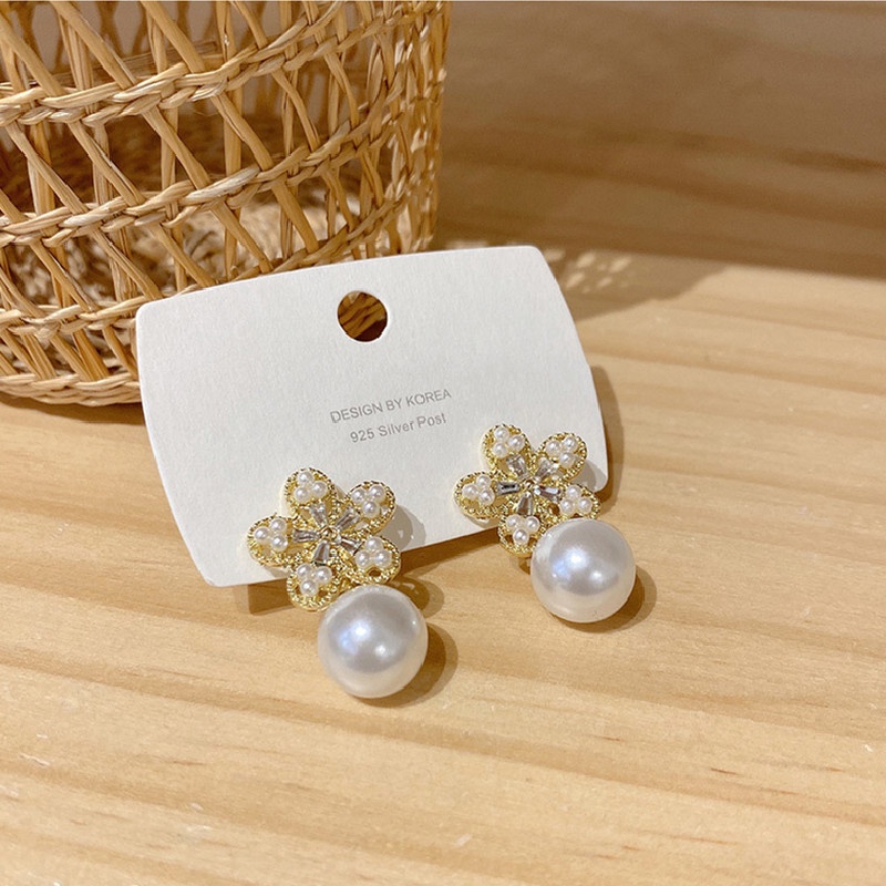 Anting Mutiara Besar Bentuk Bunga Gaya Vintage Untuk Wanita