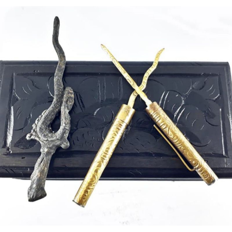 

Paket Satu Set Keris Blorong Bolpen Pulpen Kotak Kayu Ukir