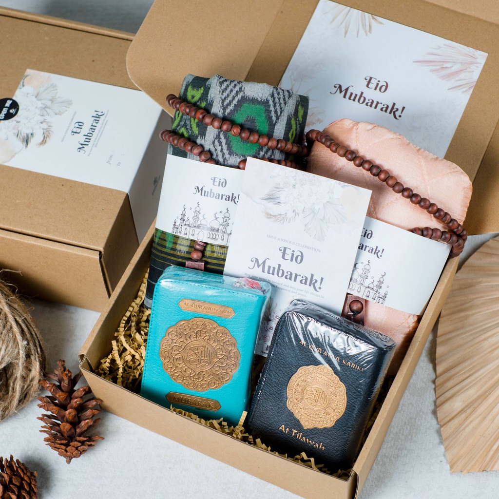 

Hampers Parcel Lebaran Idul Fitri Busana Muslim Sarung Sajadah Mukena LS23 lomastoria