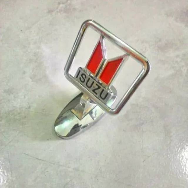 Emblem / Logo Kap Mesin Mobil Berdiri Isuzu