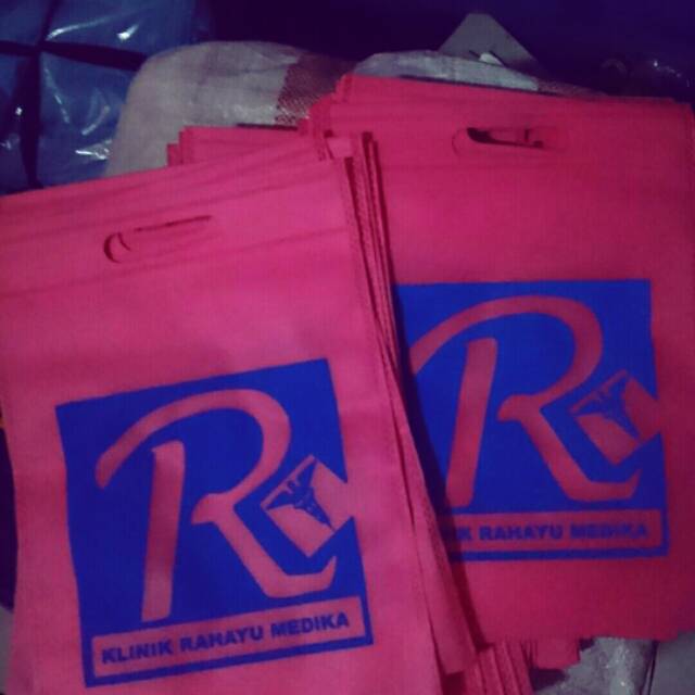 

Tas goodiebag ukuran 25x35 oval dan jasa sablonan nya satu sisi satu warna