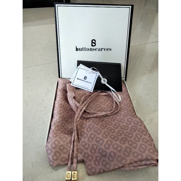 Buttonscarves tapis slip on shell