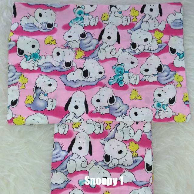 Sarung bantal bayi set motif Snoopy