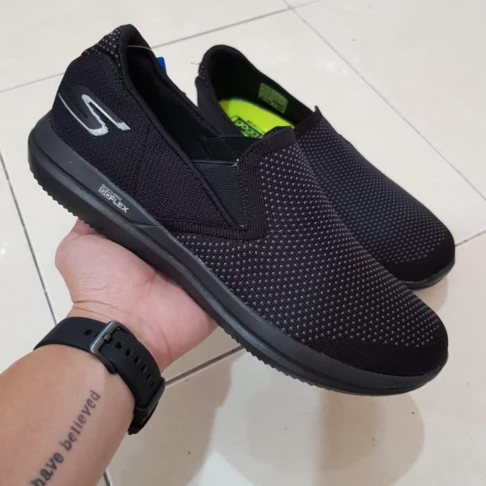 SEPATU SKECHERS GOFLEX MANUEVER / BLACK