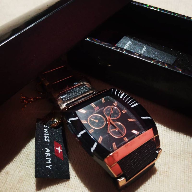 Jam tangan pria krepyak kotak list gold