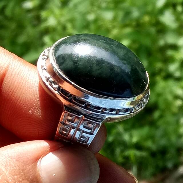Batu cincin warna hijau