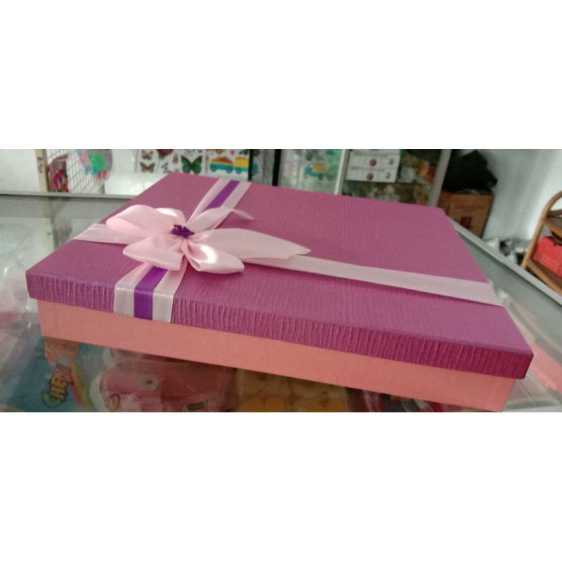 

Kotak kado cover fancy paper ukuran custom