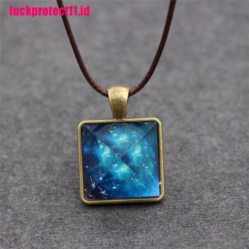 Kalung Dengan Liontin Bentuk Piramida Aksen Kristal Luminous