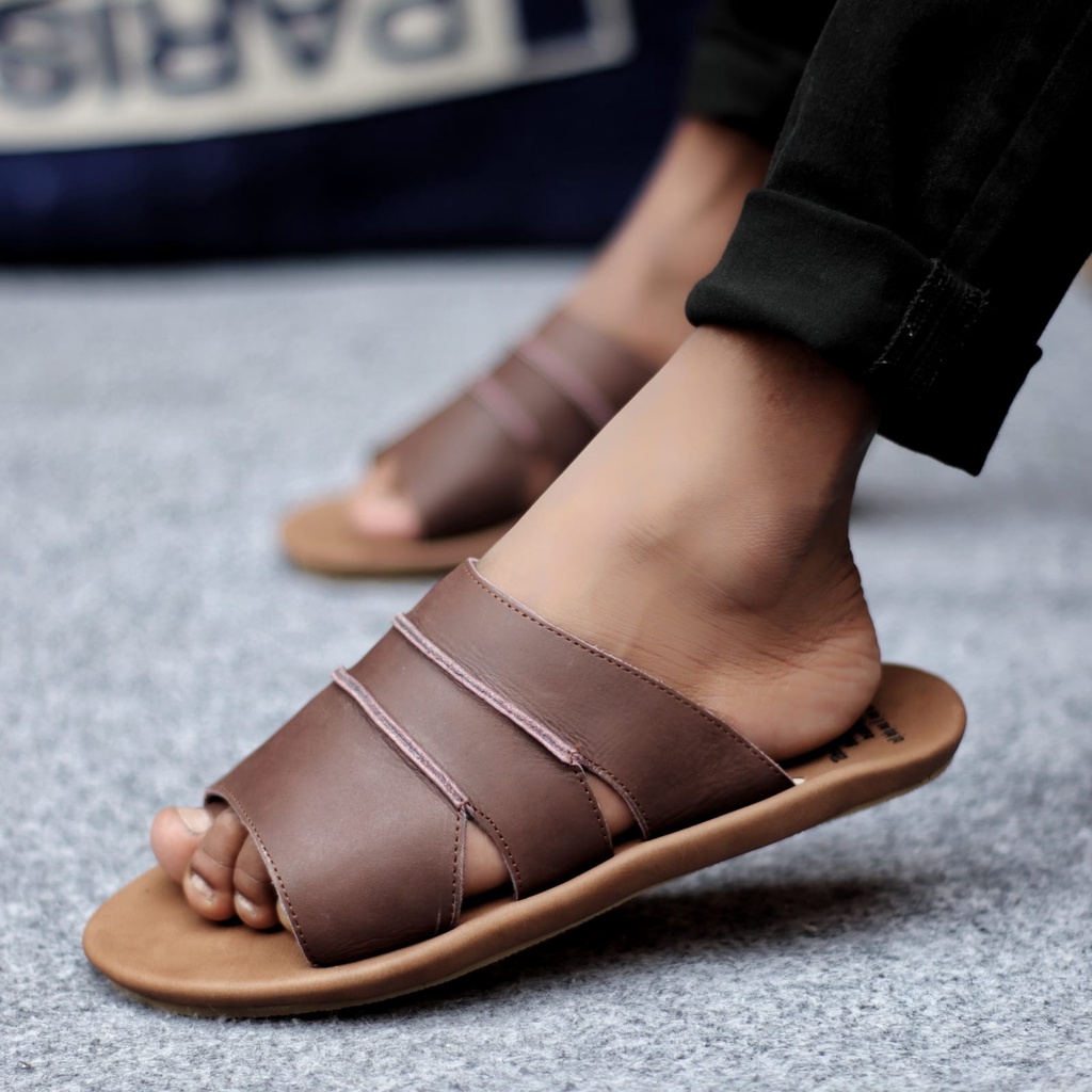 MOLK|Sandal Slop Pria Kulit Asli Trendy Original Santai Traveling Cowok Hitam Murah