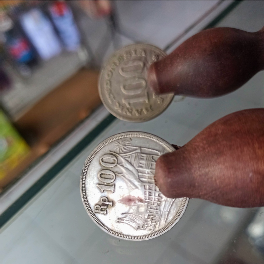 Alat Pijat tangan Kerokan koin uang kuno 100 seratus perak tebal - kayu sono oleh2 wisata kota batu 