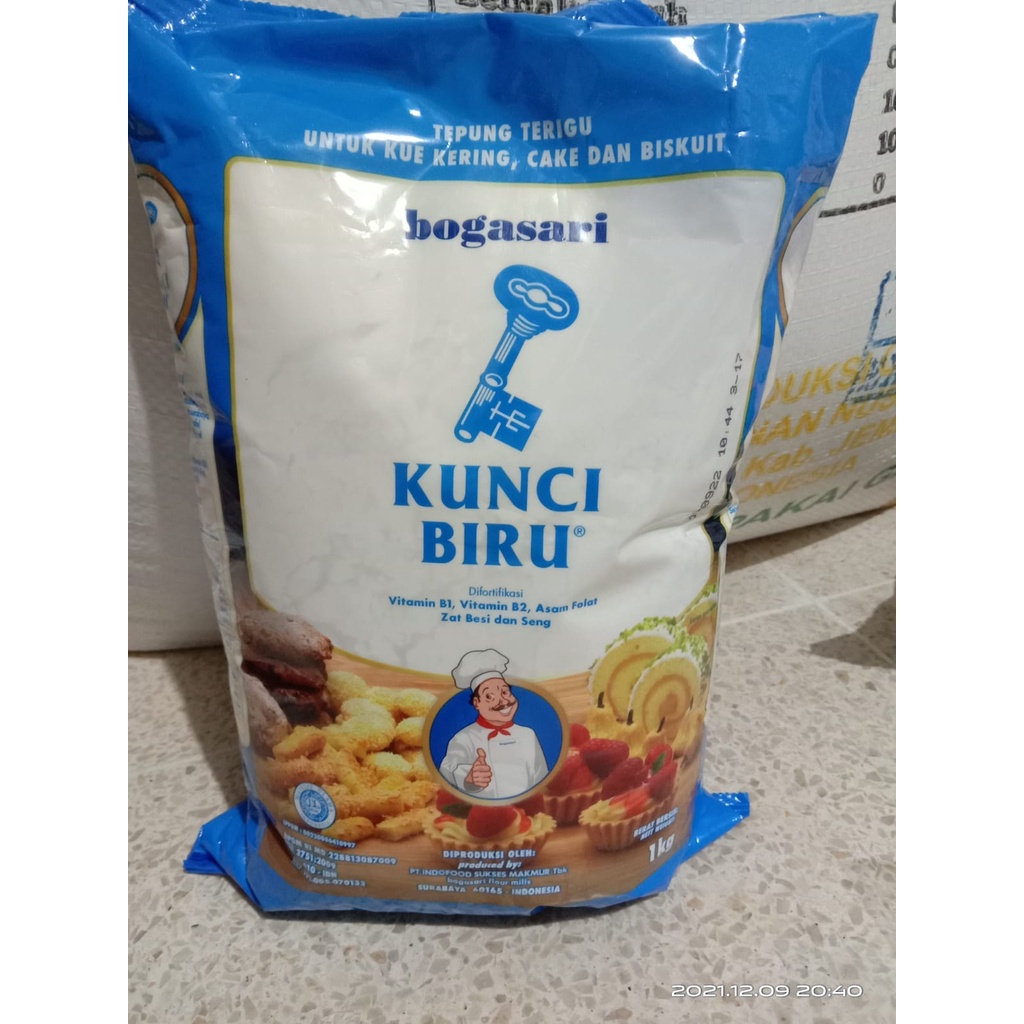 

kunci biru tepung terigu bogasari 1 kg