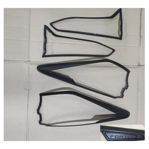 garnish lampu belakang mobil fortuner 2021 hitam