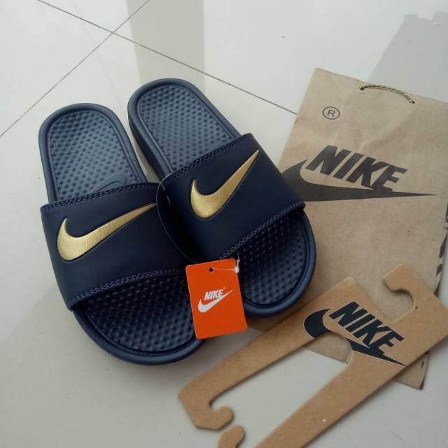 Sandal benasi warna biru dongker
