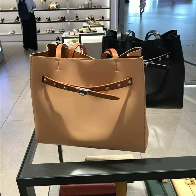 

C Grommet Strap Tote Bag