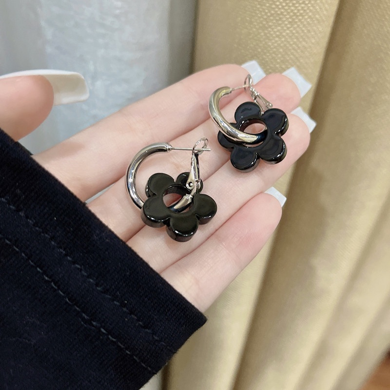 Anting Tusuk Motif Bunga Warna Hitam Untuk Wanita