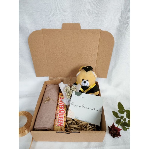 

KADO WISUDA|HAMPERS WISUDA GRADUATION|PASMINA|HADIAH WISUDA MURAH