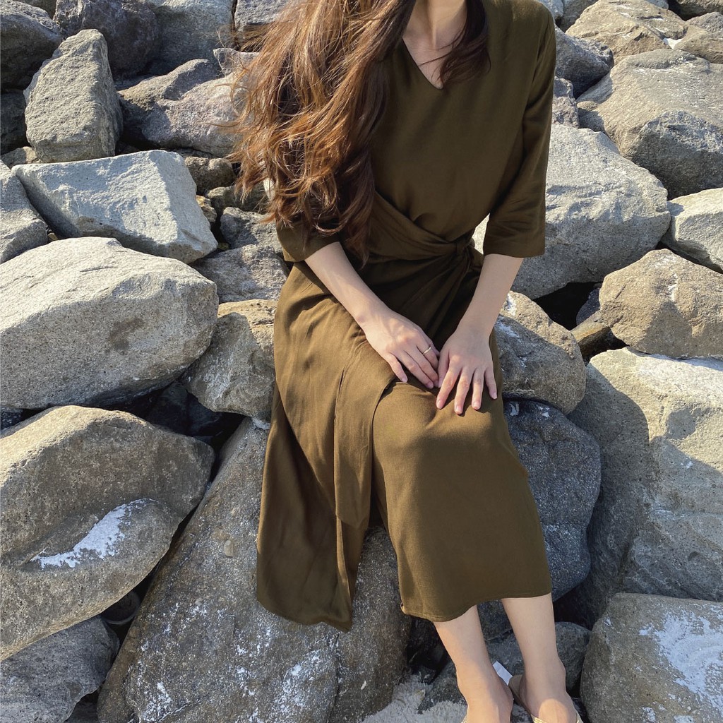 Kano Olive Gianna Midi dress rayon warna hijau olive Kano Olive Gianna Midi dress rayon warna hijau olive