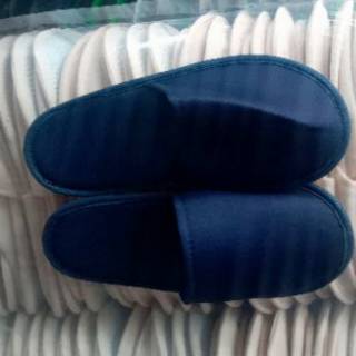 Sendal hotel sendal rumah warna biru navy depan tertutup Sendal hotel sendal rumah warna biru navy depan tertutup