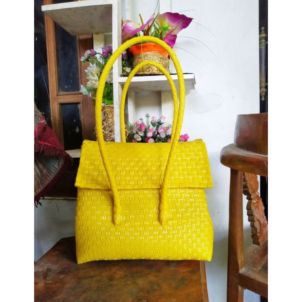 Tas anyaman plastik pakai tutup kancing Magnet size M Yellow