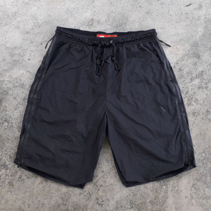 NIKE TECH PACK LOOSE FIT SHORT ( CELANA NIKE )