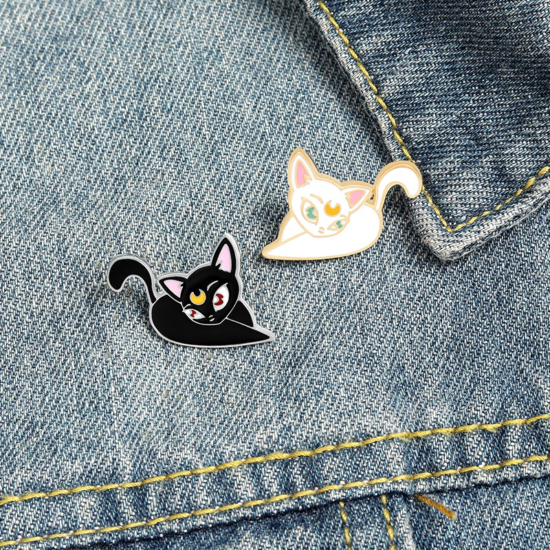 Bros Pin Enamel Desain Kartun Hewan Kucing Bulan Warna Hitam Dan Putih Untuk Hadiah