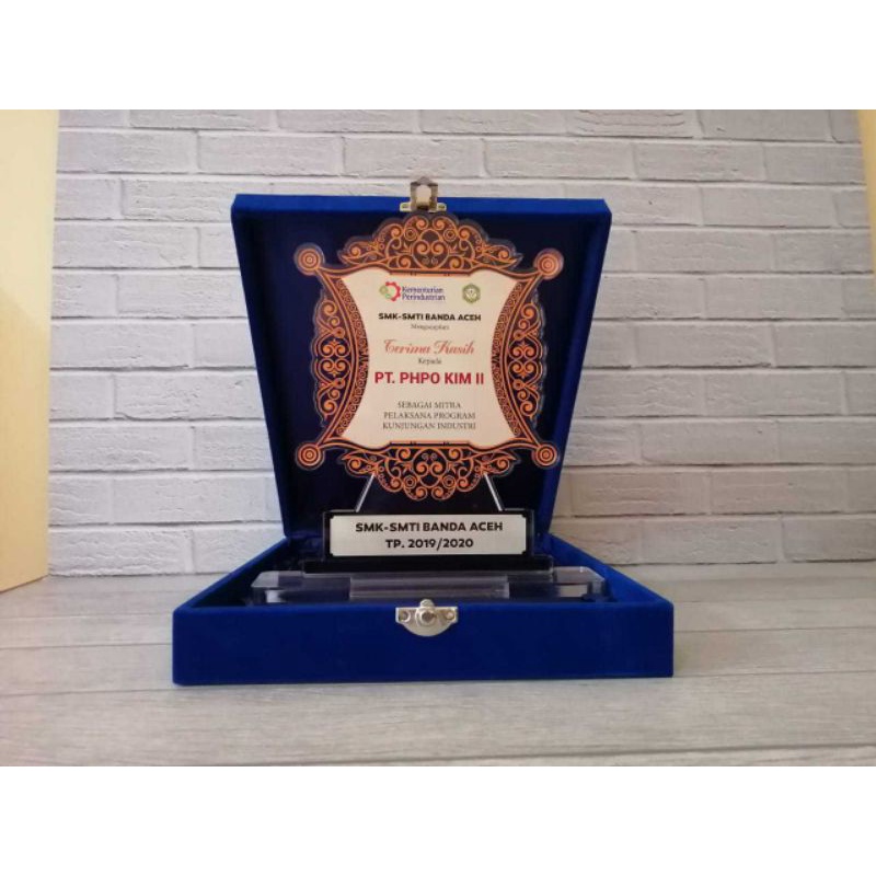 PLAKAT AKRILIK CUSTOM, PLAKAT AKRILIK MURAH, TROPHY AKRILIK, TROPHY CUSTOM