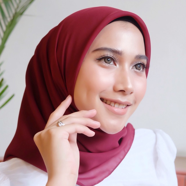 Primero jilbab segiempat dillafisa merah maroon