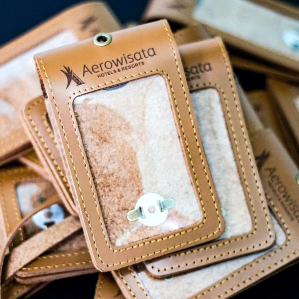 

ID CARD HOLDER NAME TAG LIPAT KULIT BERKUALITAS FREE GRAFIR - PAUL MODEL D BERGARANSI