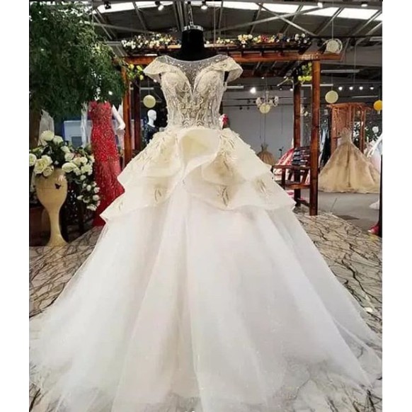 Gaun pernikahan dengan  ruffles  lengan pendek   ekor  wedding dress pesta  ivory white  off  white